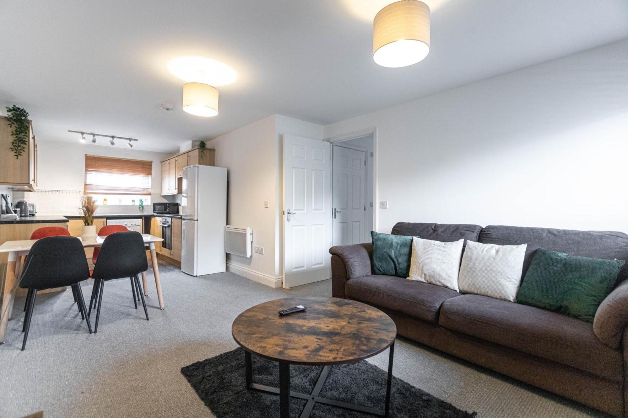 Contractors - Spacious - Long