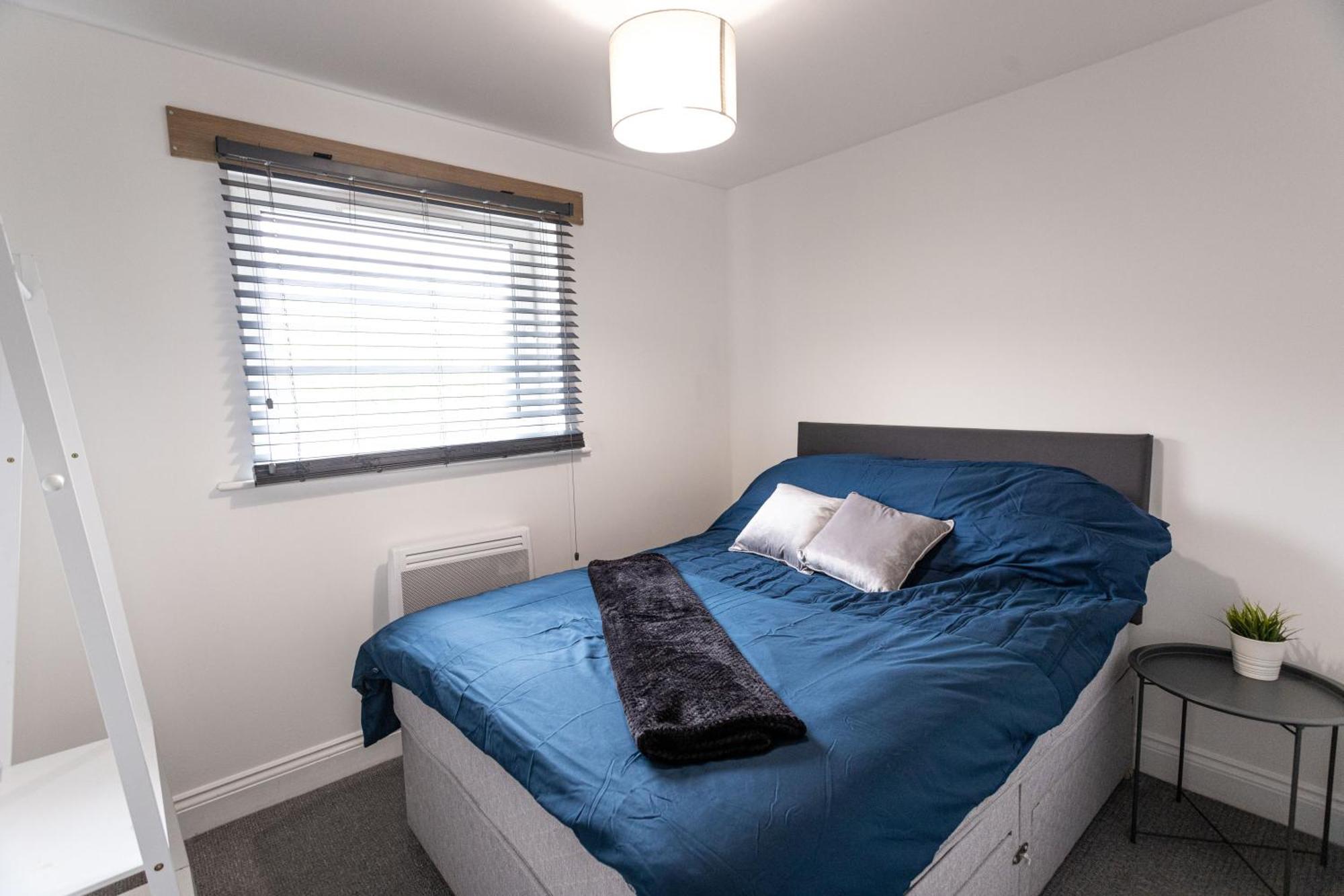 Contractors - Spacious - Long *