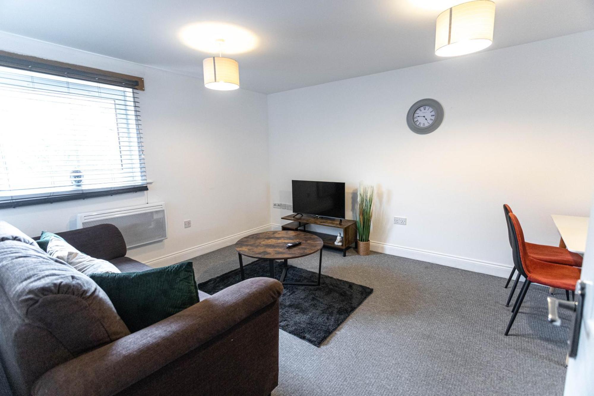 Contractors - Spacious - Long Swindon