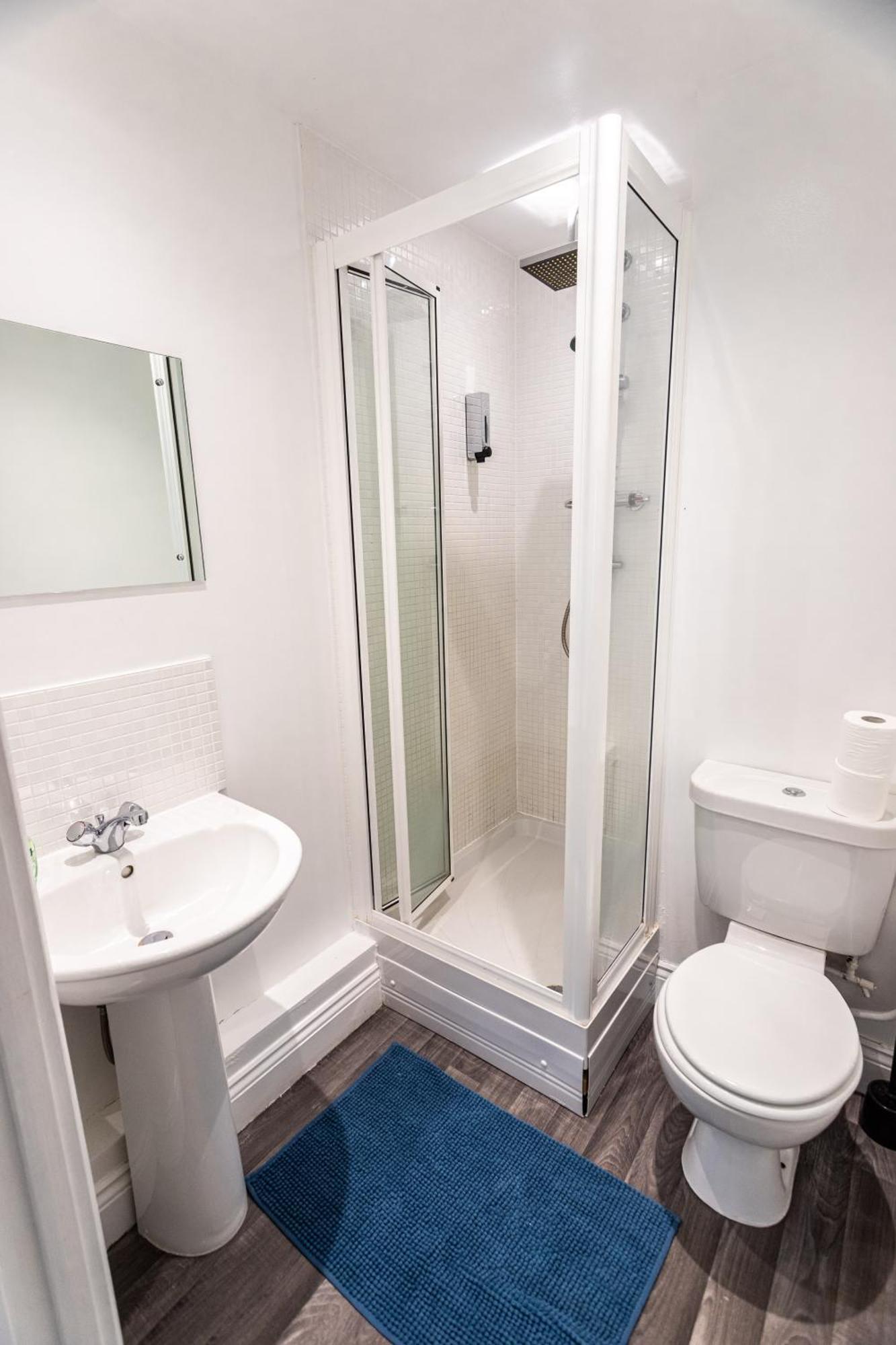 Contractors - Spacious - Long Apartment *