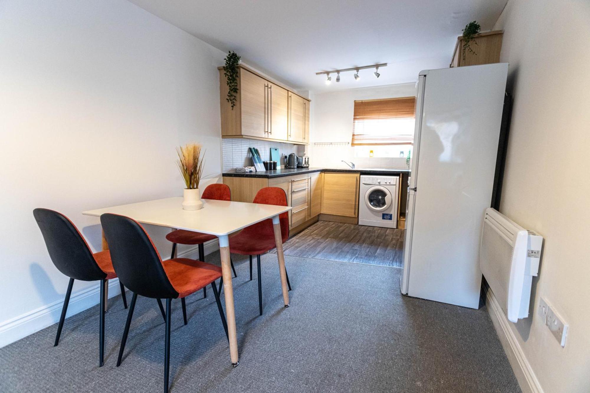 Contractors - Spacious - Long Swindon