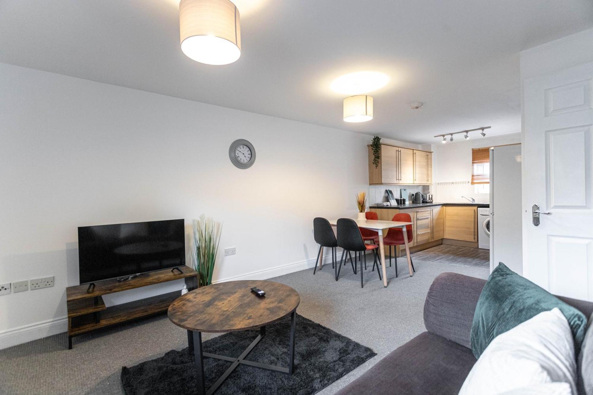 Contractors - Spacious - Long Apartment Swindon