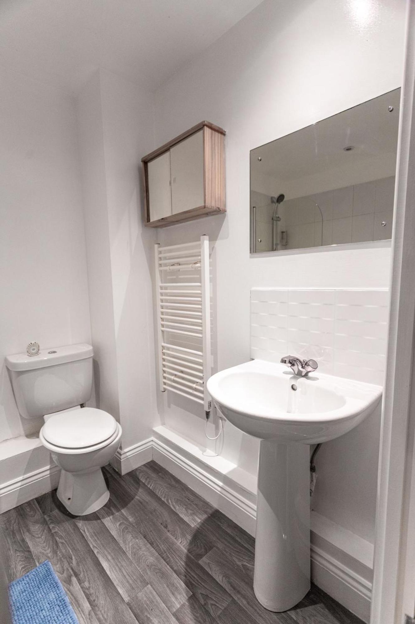 Apartment Contractors - Spacious - Long Swindon