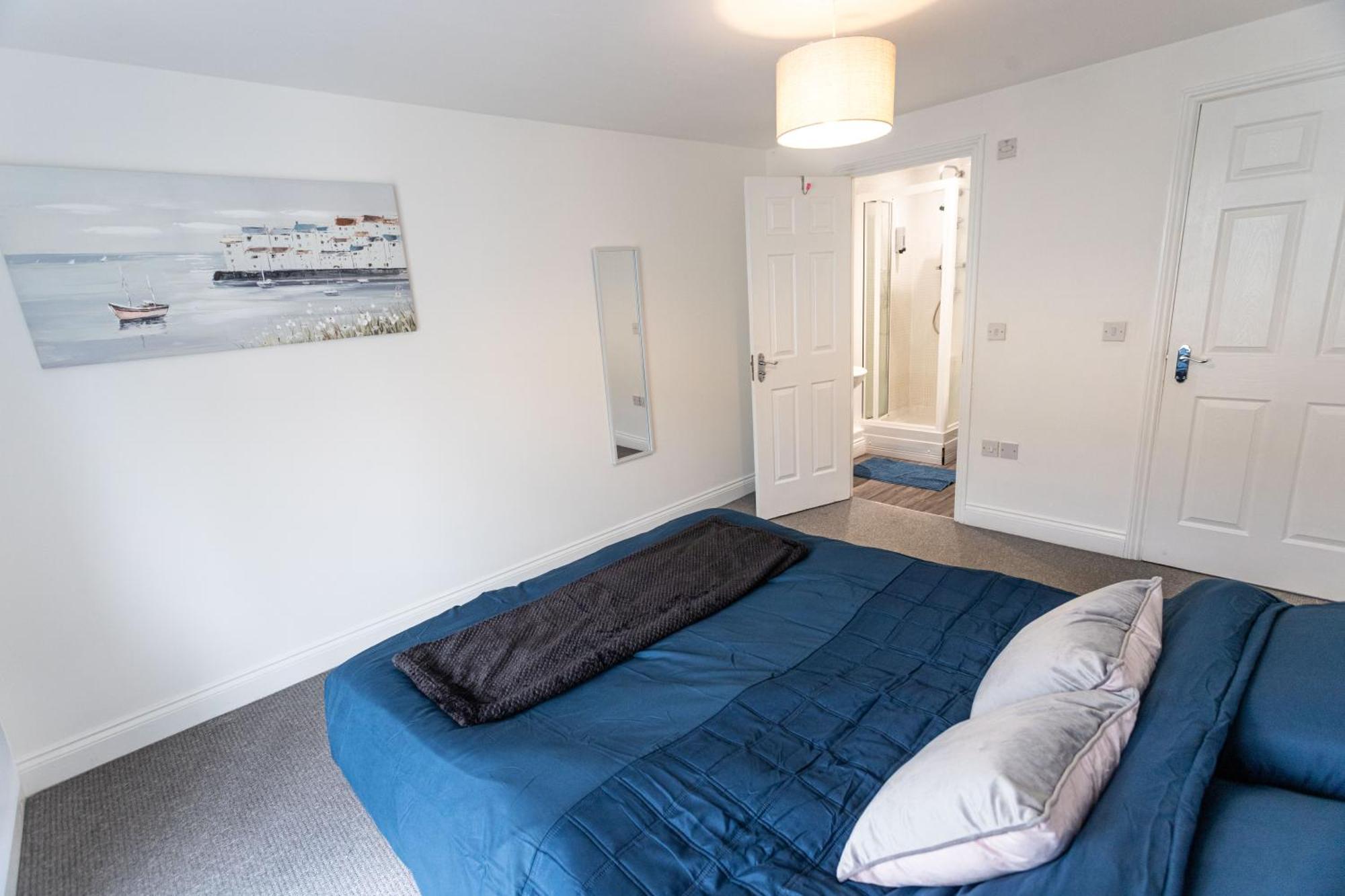 Contractors - Spacious - Long Swindon