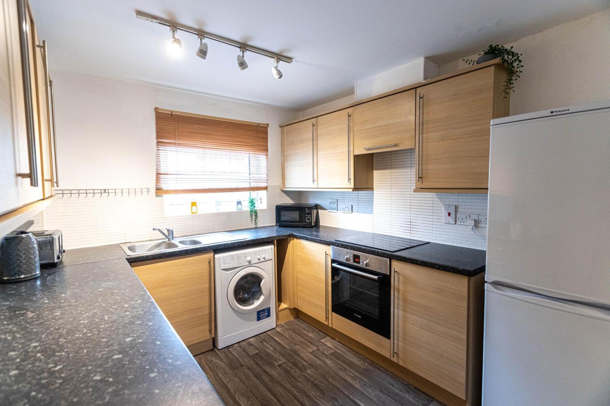 Contractors - Spacious - Long * Swindon