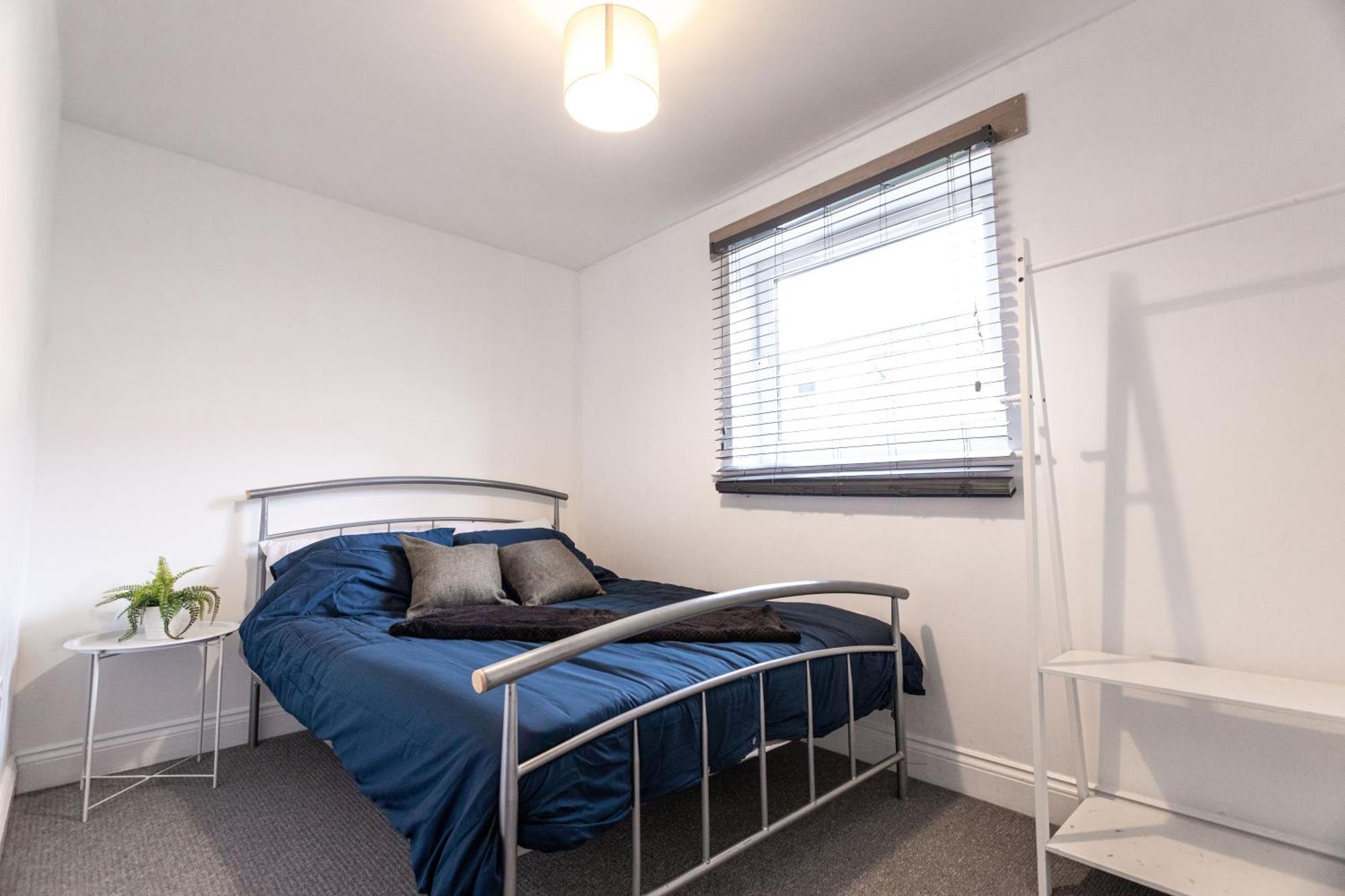 Contractors - Spacious - Long