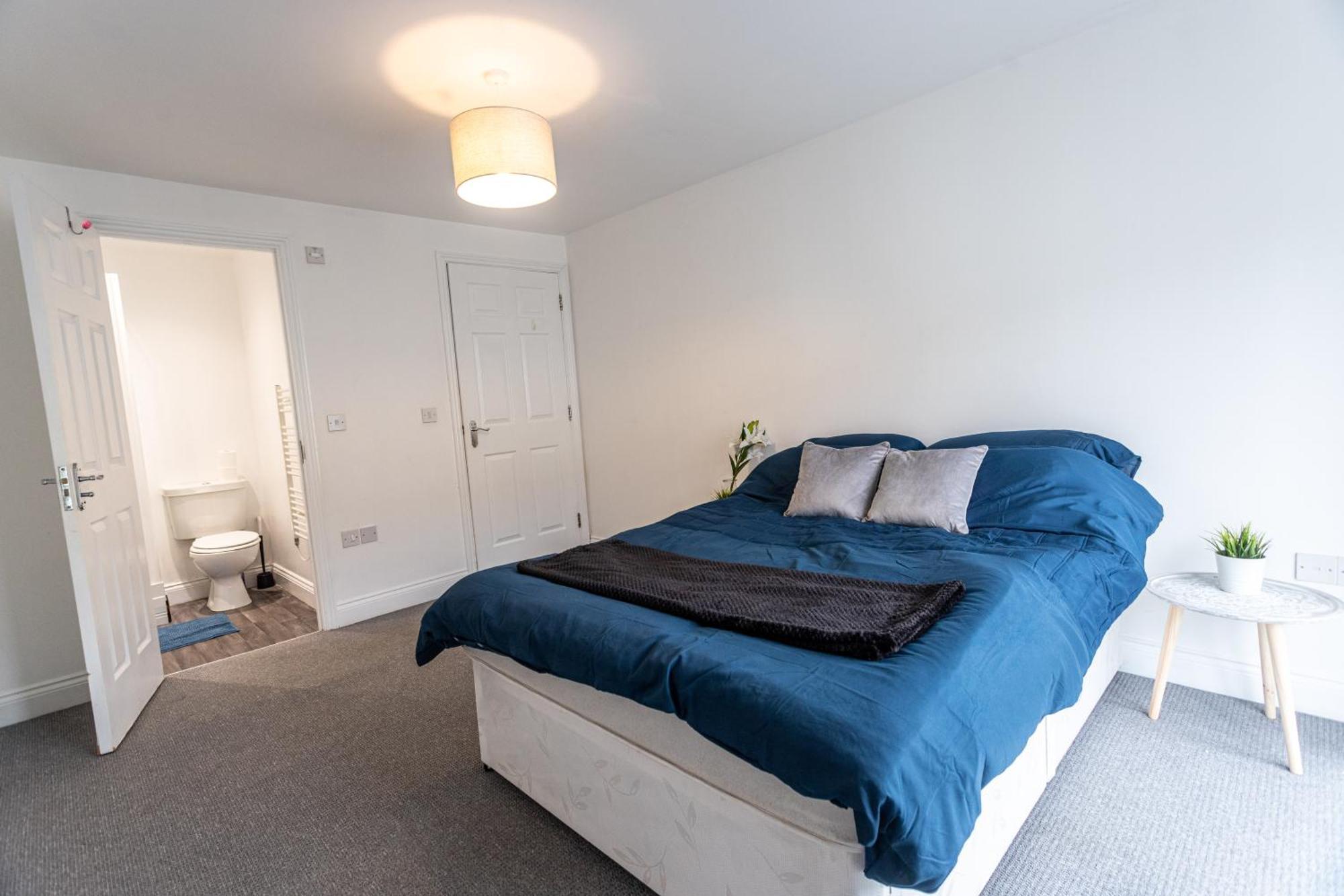 Contractors - Spacious - Long Apartment
