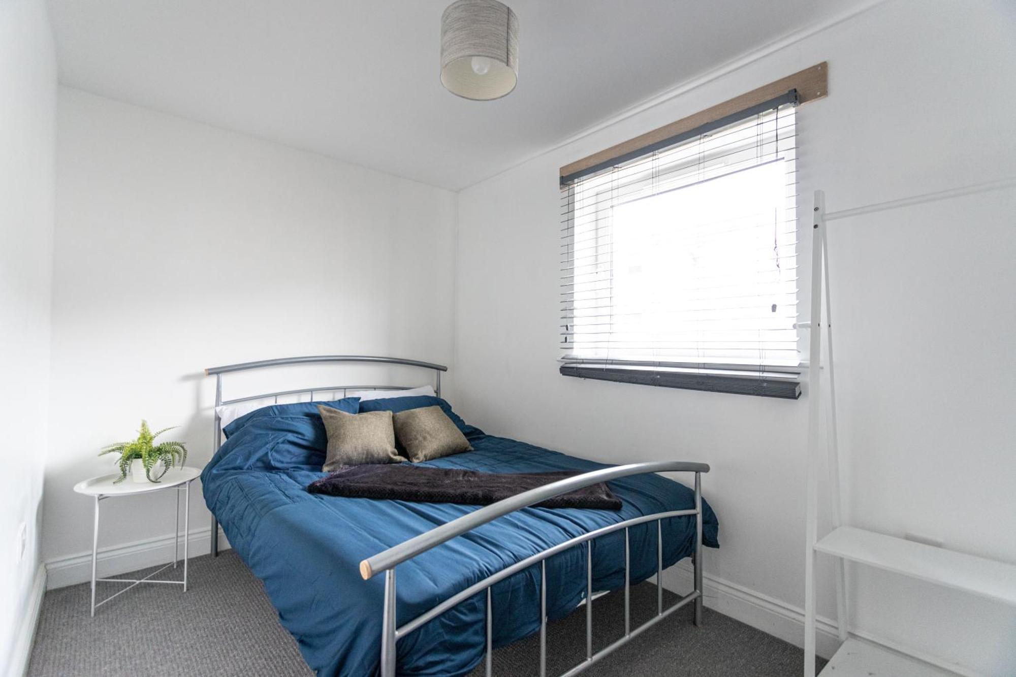 Apartment Contractors - Spacious - Long *