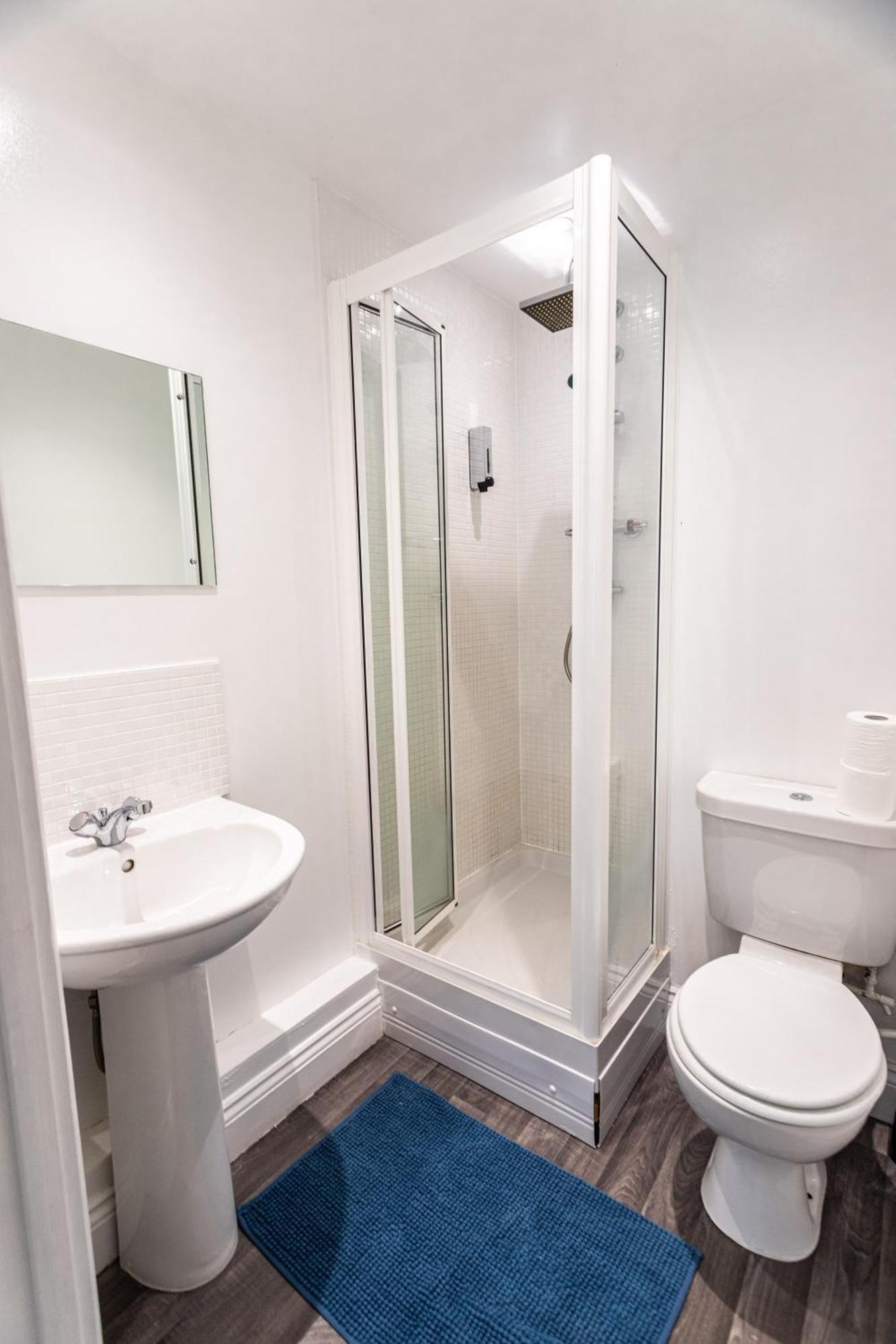 Contractors - Spacious - Long Apartment Swindon