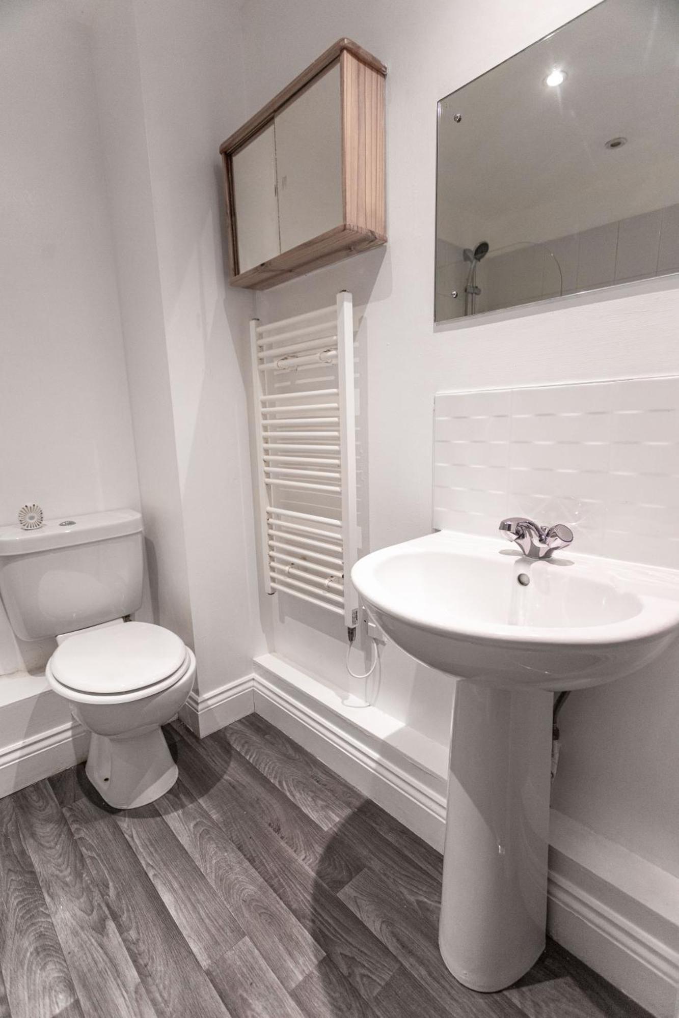 Apartment Contractors - Spacious - Long Swindon