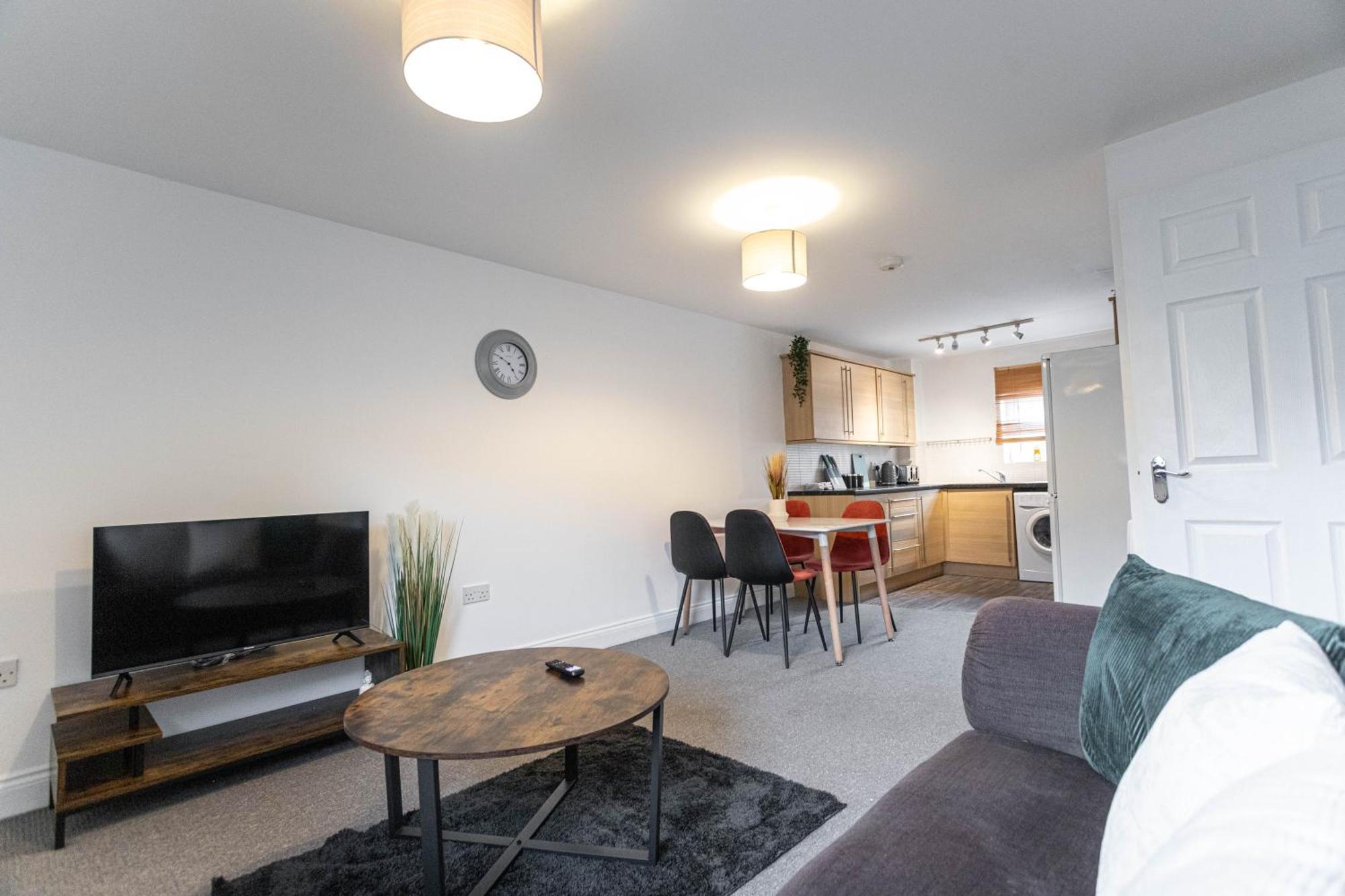 Contractors - Spacious - Long Swindon