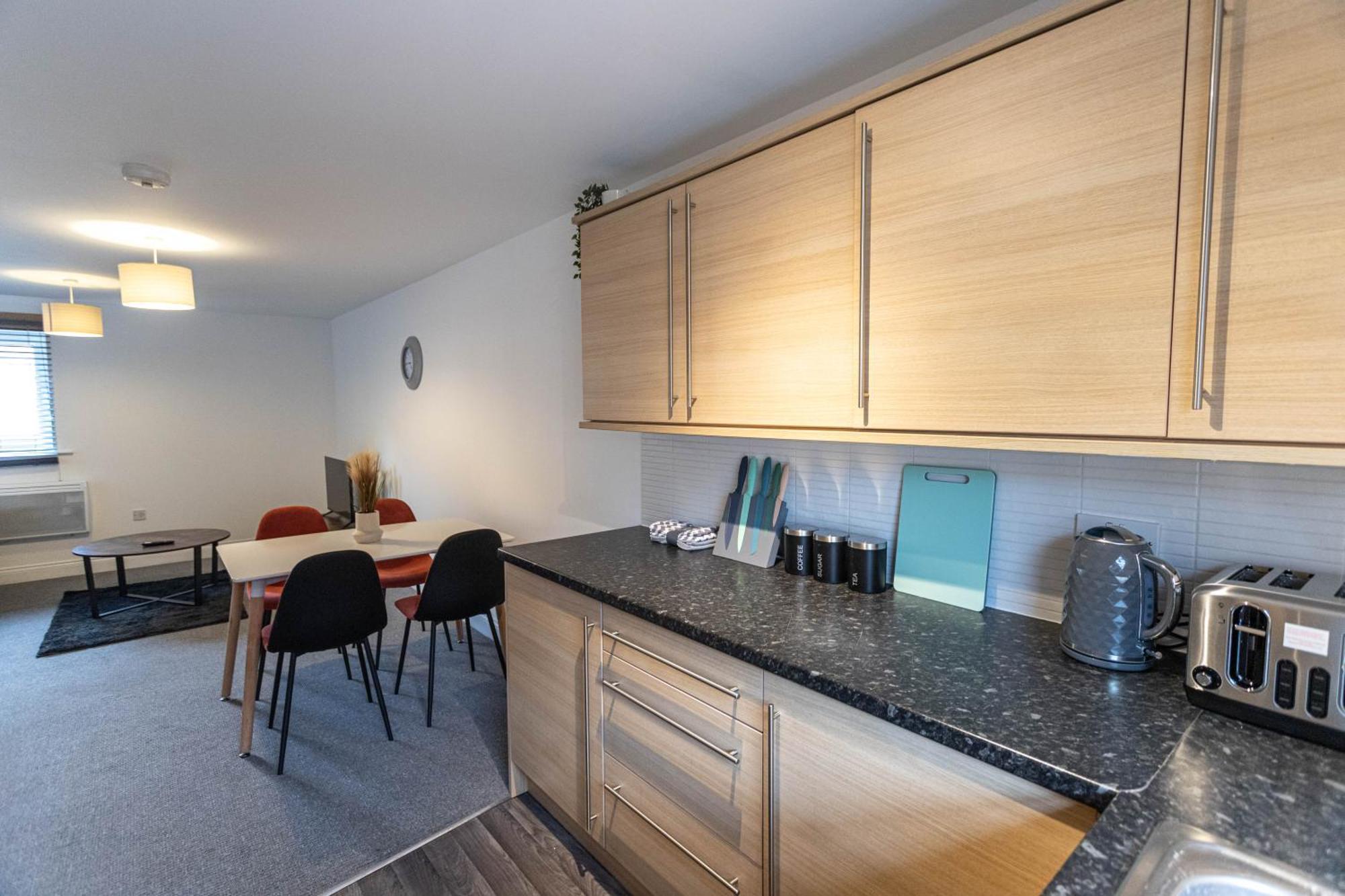 Contractors - Spacious - Long * Swindon