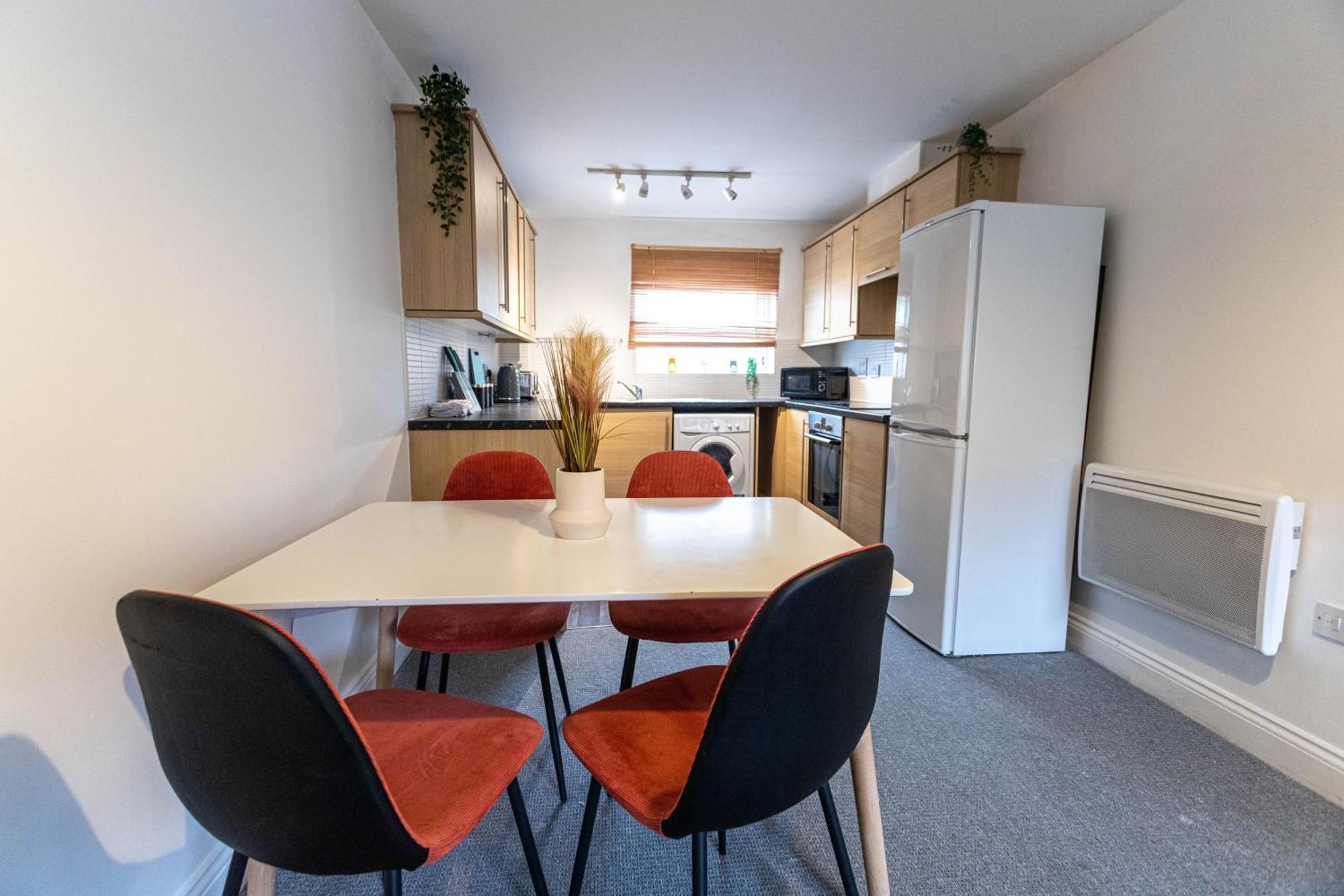 Contractors - Spacious - Long