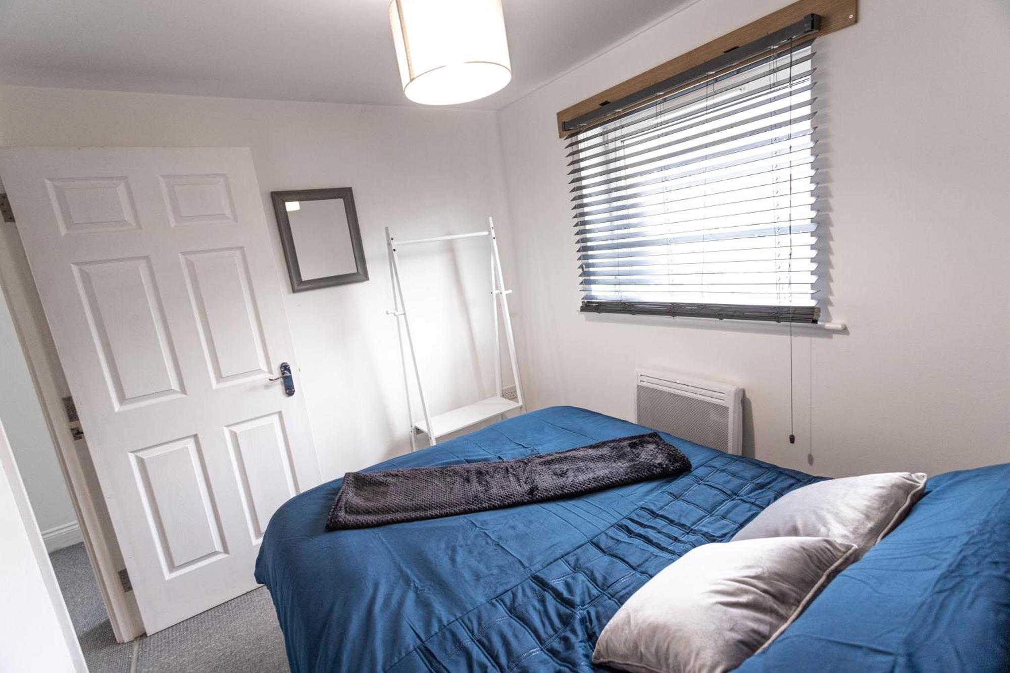 Contractors - Spacious - Long Apartment *
