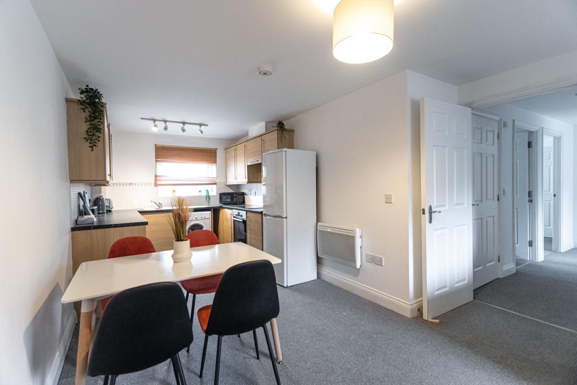 Contractors - Spacious - Long Apartment Swindon