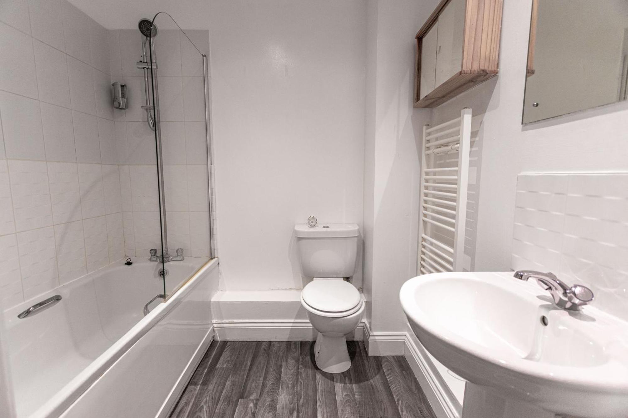 Apartment Contractors - Spacious - Long Swindon