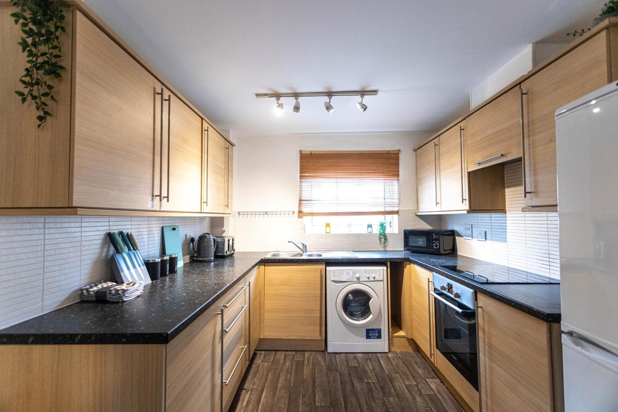 Contractors - Spacious - Long Apartment
