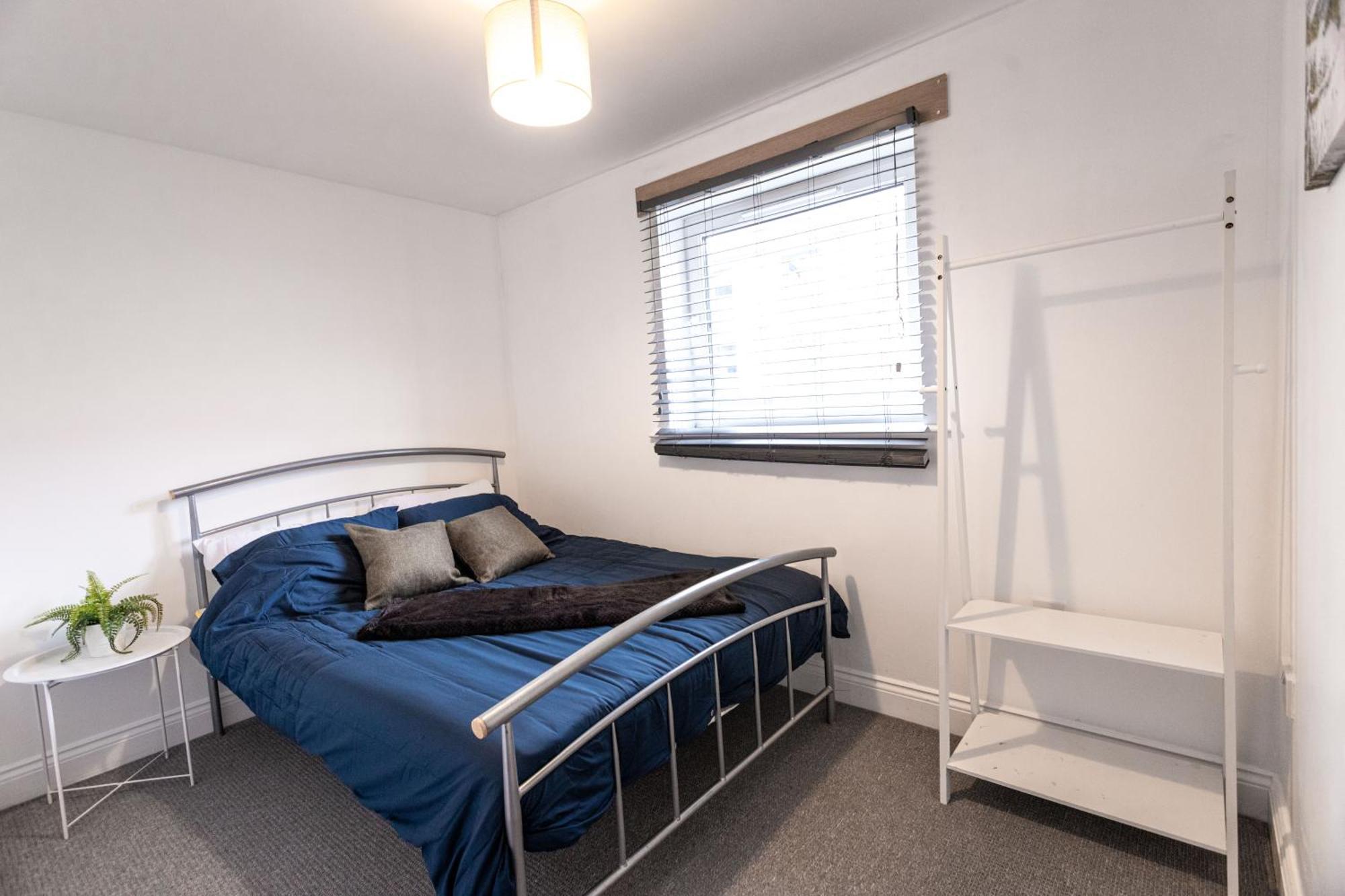 Contractors - Spacious - Long Apartment *