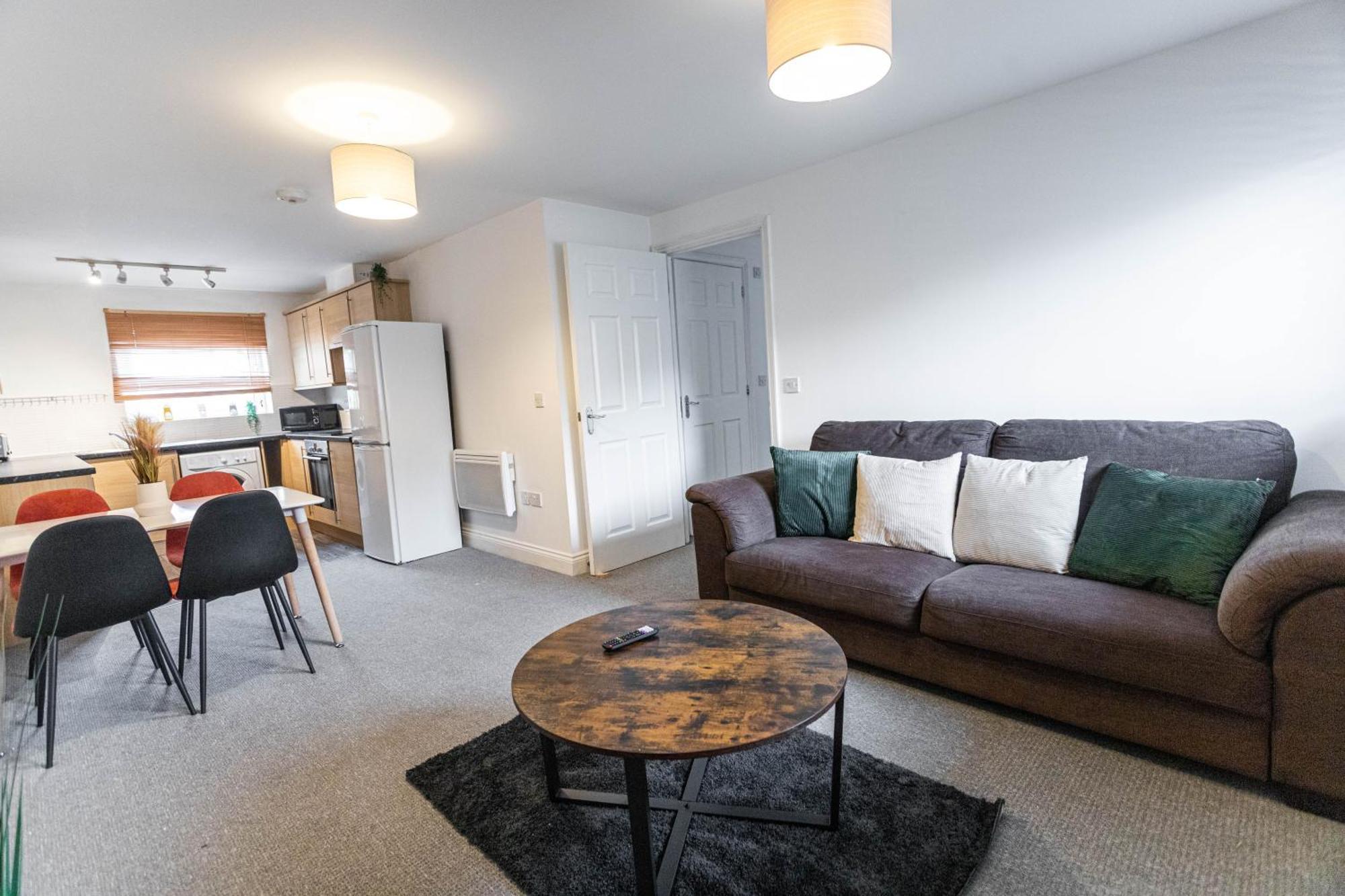 Contractors - Spacious - Long Apartment Swindon