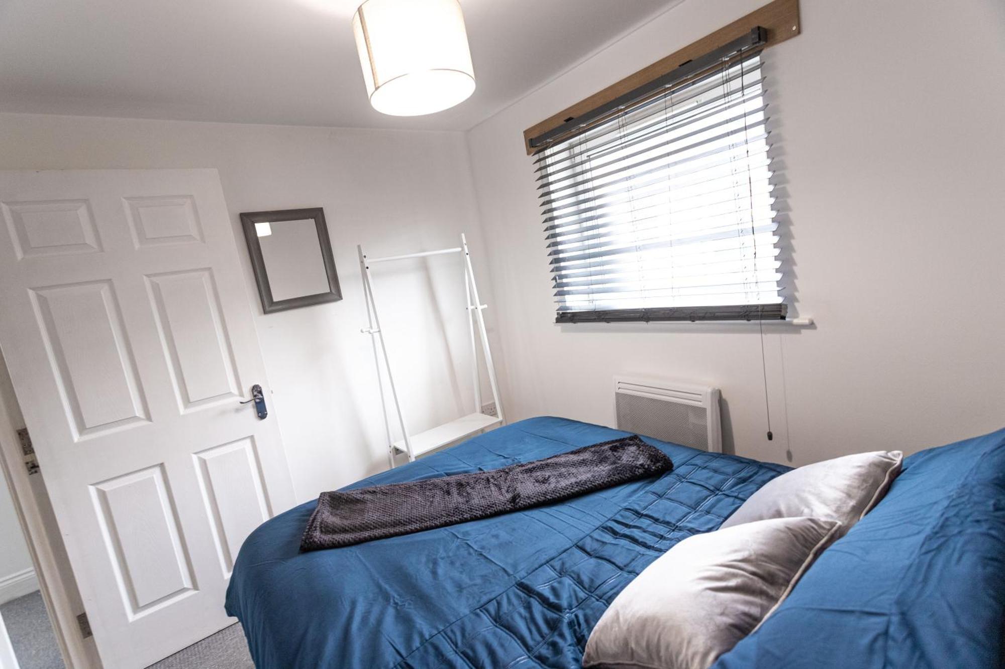 Contractors - Spacious - Long Swindon