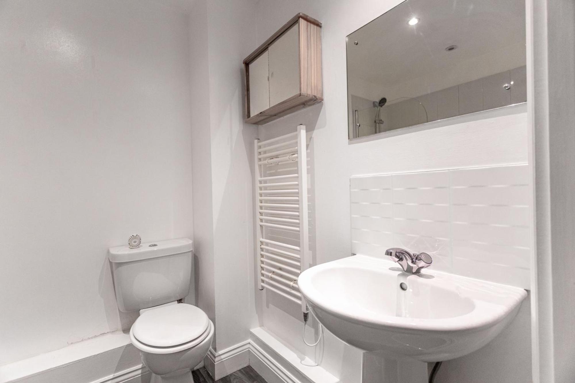 Contractors - Spacious - Long Apartment