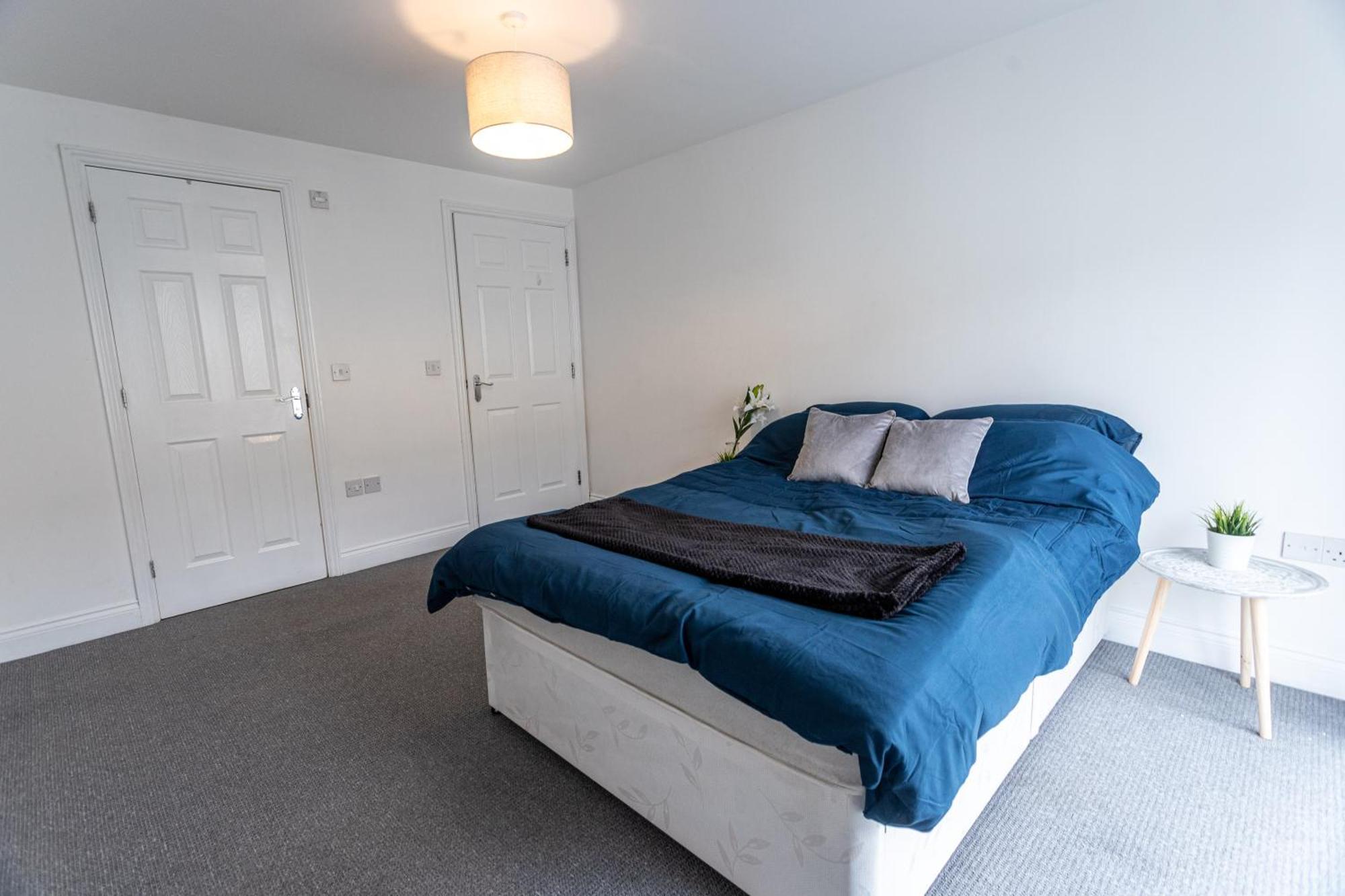 Contractors - Spacious - Long * Swindon