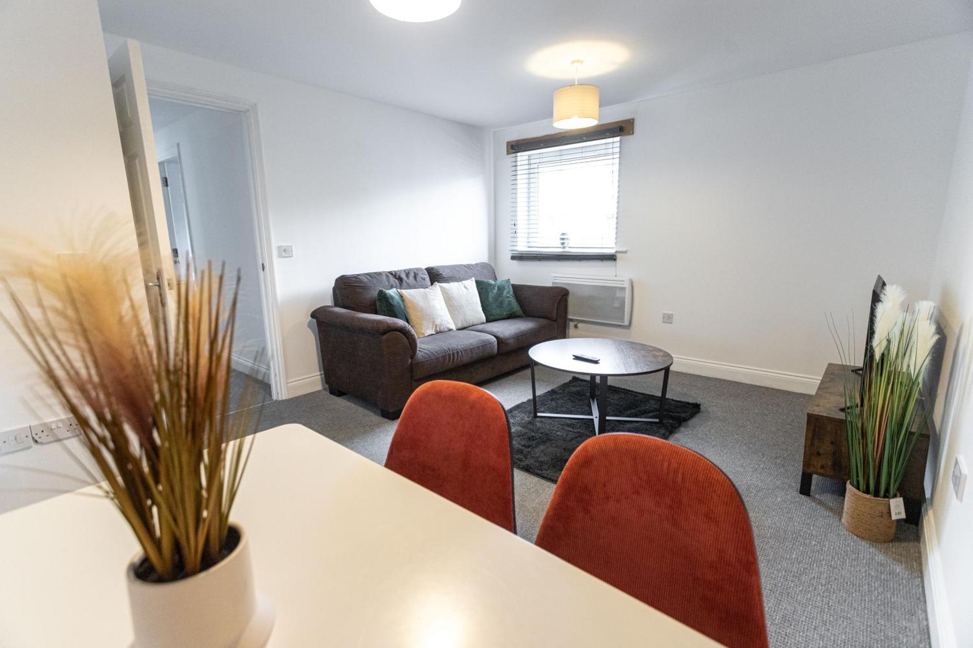 Contractors - Spacious - Long Apartment Swindon