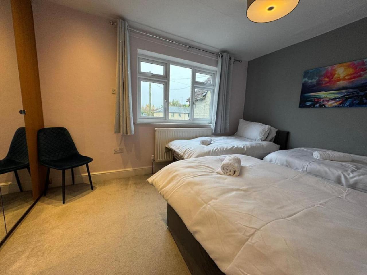 Cricklade House - Sleeps 10, Long Stay, Parking, Wifi Holiday home *