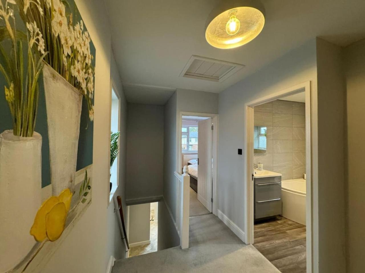 Holiday home Cricklade House - Sleeps 10, Long Stay, Parking, Wifi *