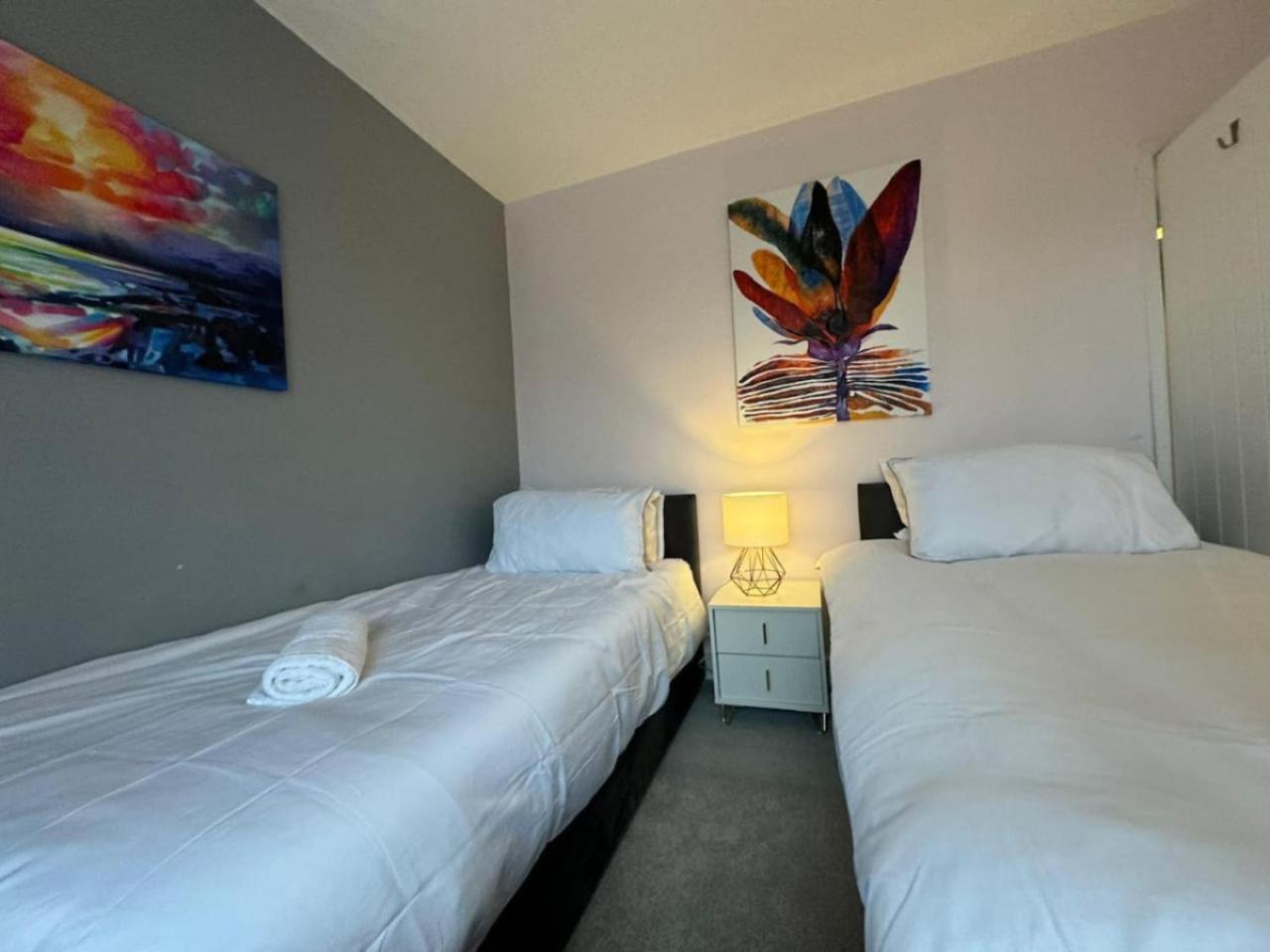 Cricklade House - Sleeps 10, Long Stay, Parking, Wifi Holiday home Swindon