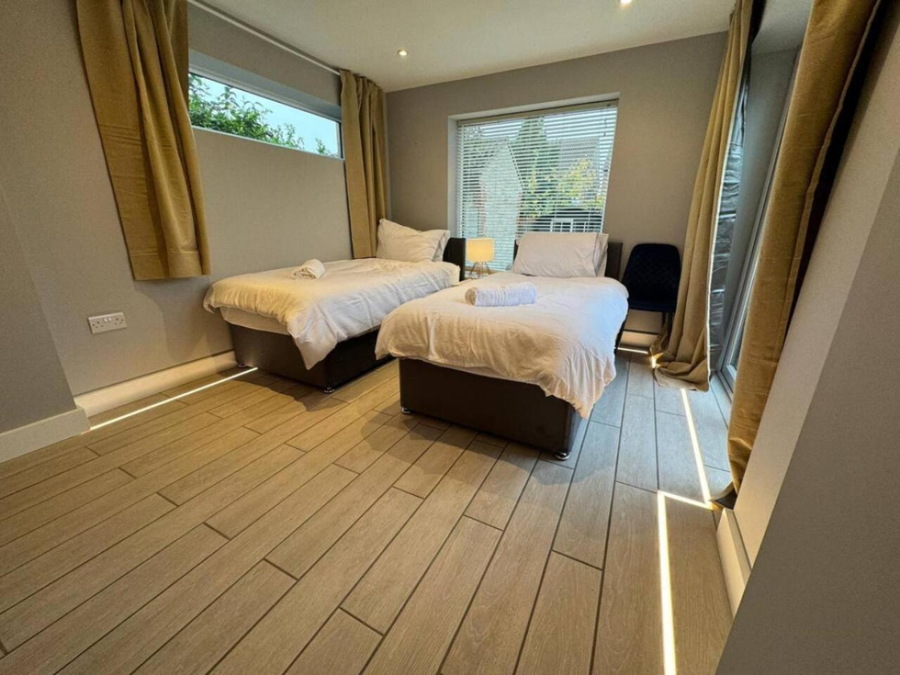 Holiday home Cricklade House - Sleeps 10, Long Stay, Parking, Wifi Swindon