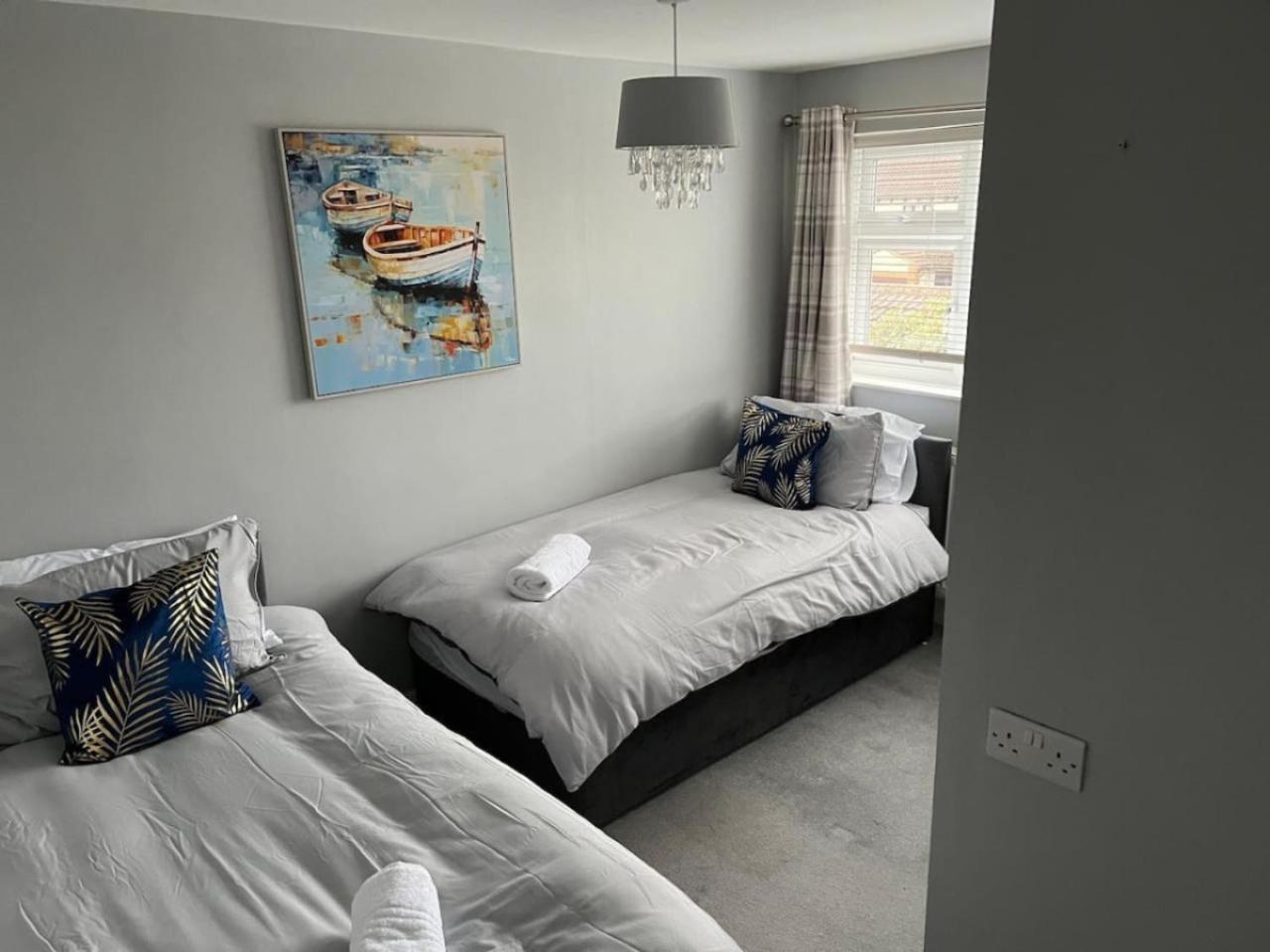 Cricklade House - Sleeps 10, Long Stay, Parking, Wifi * Swindon
