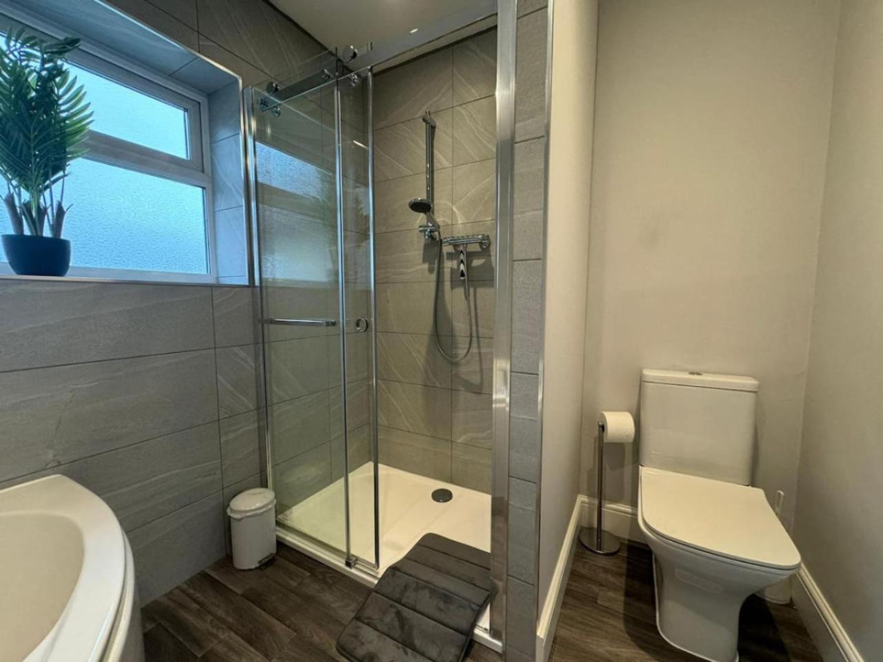 Holiday home Cricklade House - Sleeps 10, Long Stay, Parking, Wifi