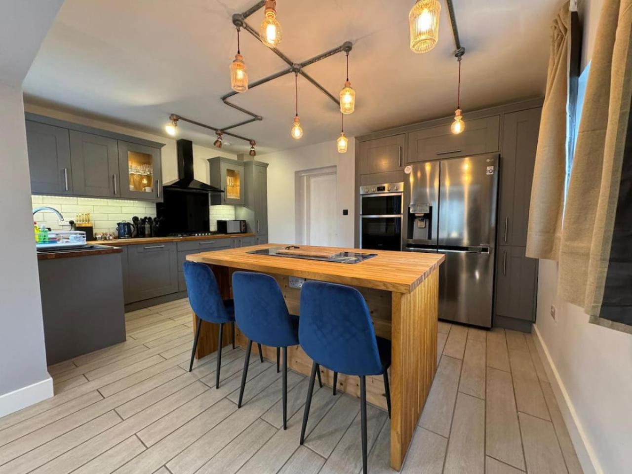Cricklade House - Sleeps 10, Long Stay, Parking, Wifi Swindon