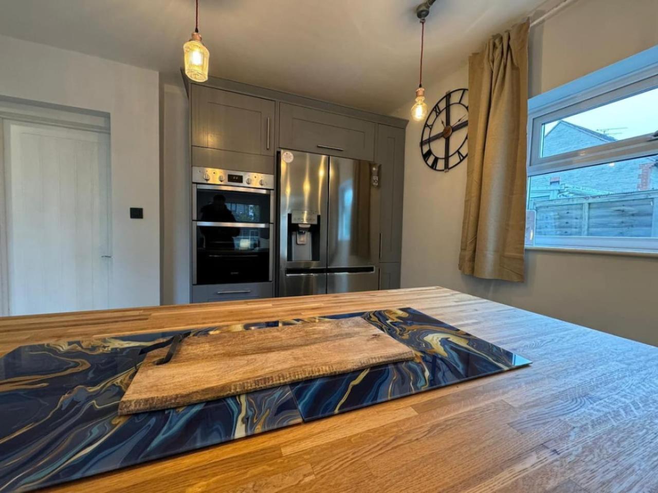 Cricklade House - Sleeps 10, Long Stay, Parking, Wifi Holiday home