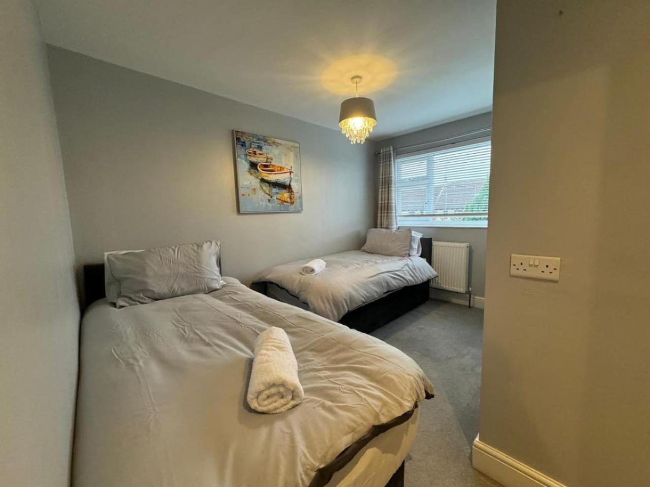 Holiday home Cricklade House - Sleeps 10, Long Stay, Parking, Wifi