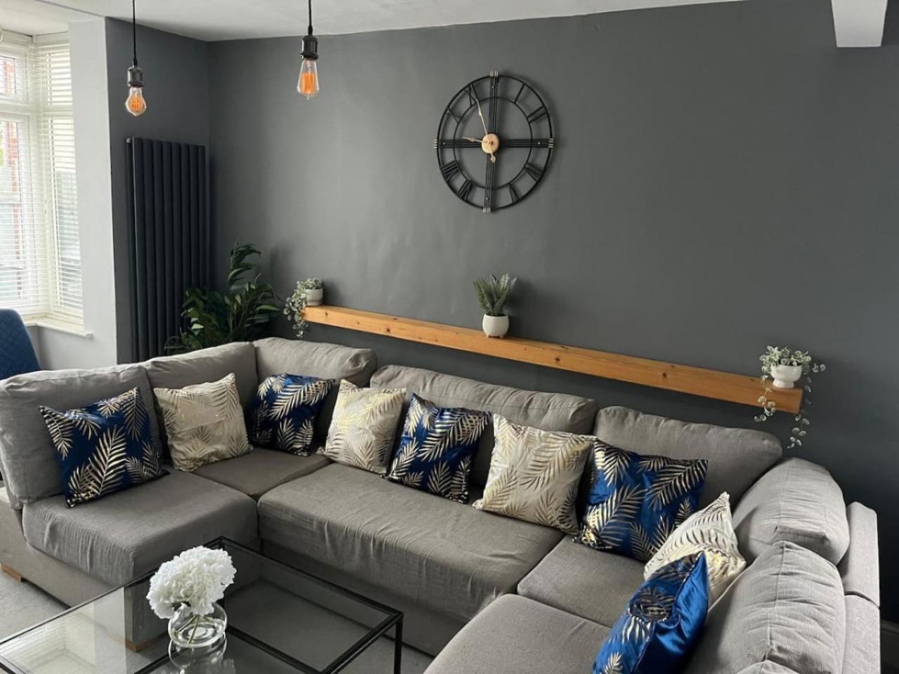 Cricklade House - Sleeps 10, Long Stay, Parking, Wifi Holiday home *
