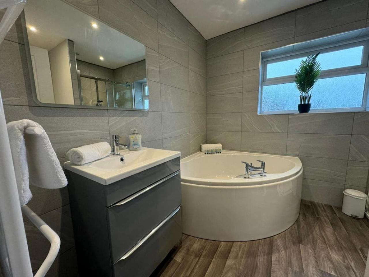 Cricklade House - Sleeps 10, Long Stay, Parking, Wifi Holiday home Swindon