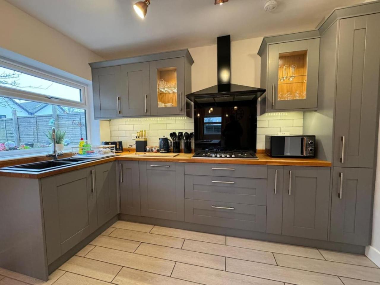 Cricklade House - Sleeps 10, Long Stay, Parking, Wifi