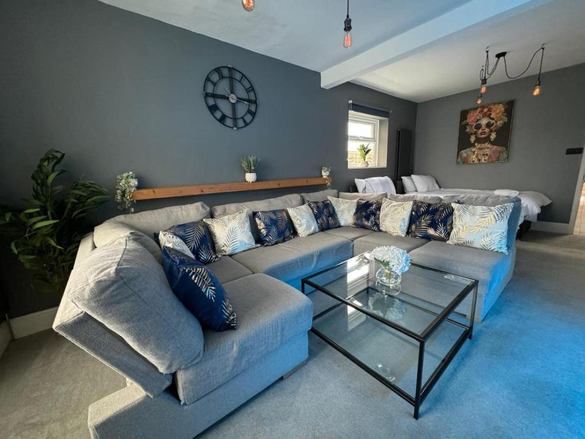 Cricklade House - Sleeps 10, Long Stay, Parking, Wifi