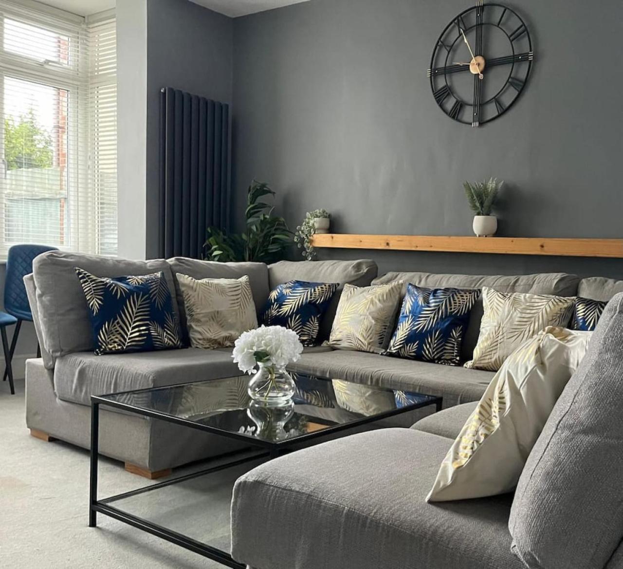 Holiday home Cricklade House - Sleeps 10, Long Stay, Parking, Wifi *