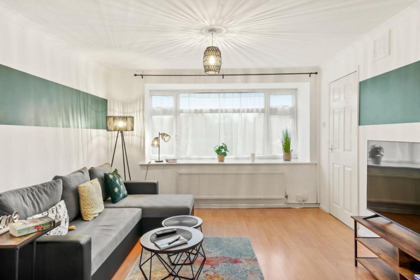 Mundy Avenue, Long Disc, Parking, Wifi Holiday home Swindon