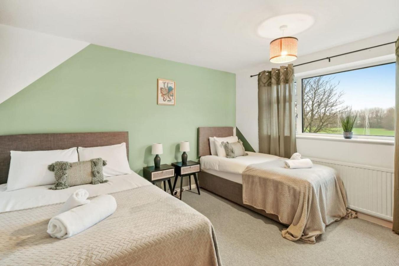 Mundy Avenue, Long Disc, Parking, Wifi * Swindon