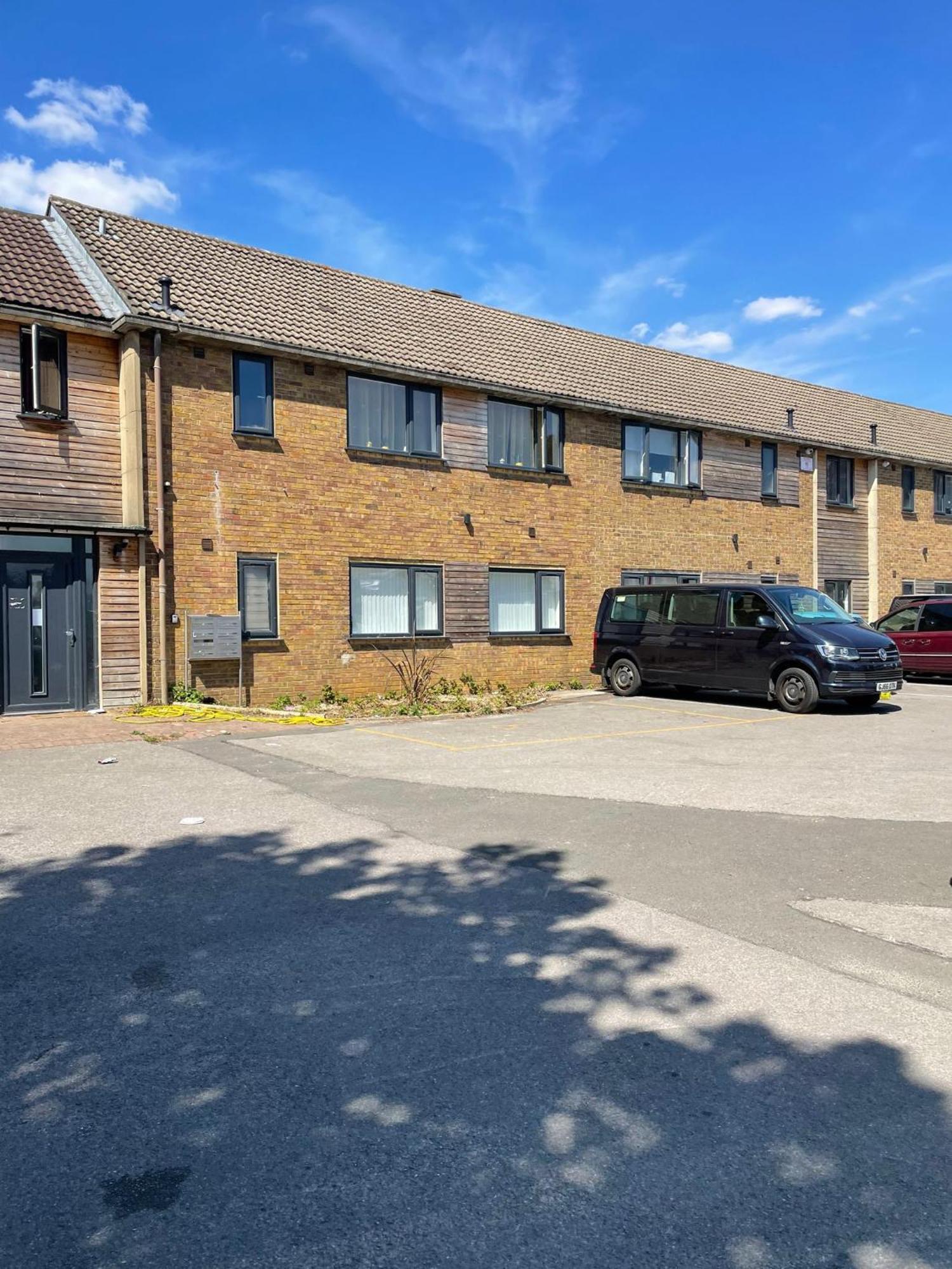 3cb 2 Bedroom In Swindon, Free Parking, Wifi, Long