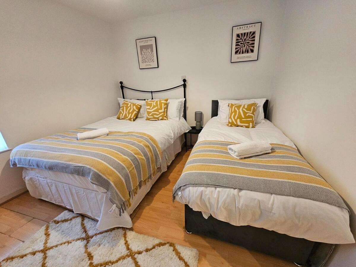Plaza Flat 19 - 2 Bedroom Apartment, Free Parking, Town Centre Swindon