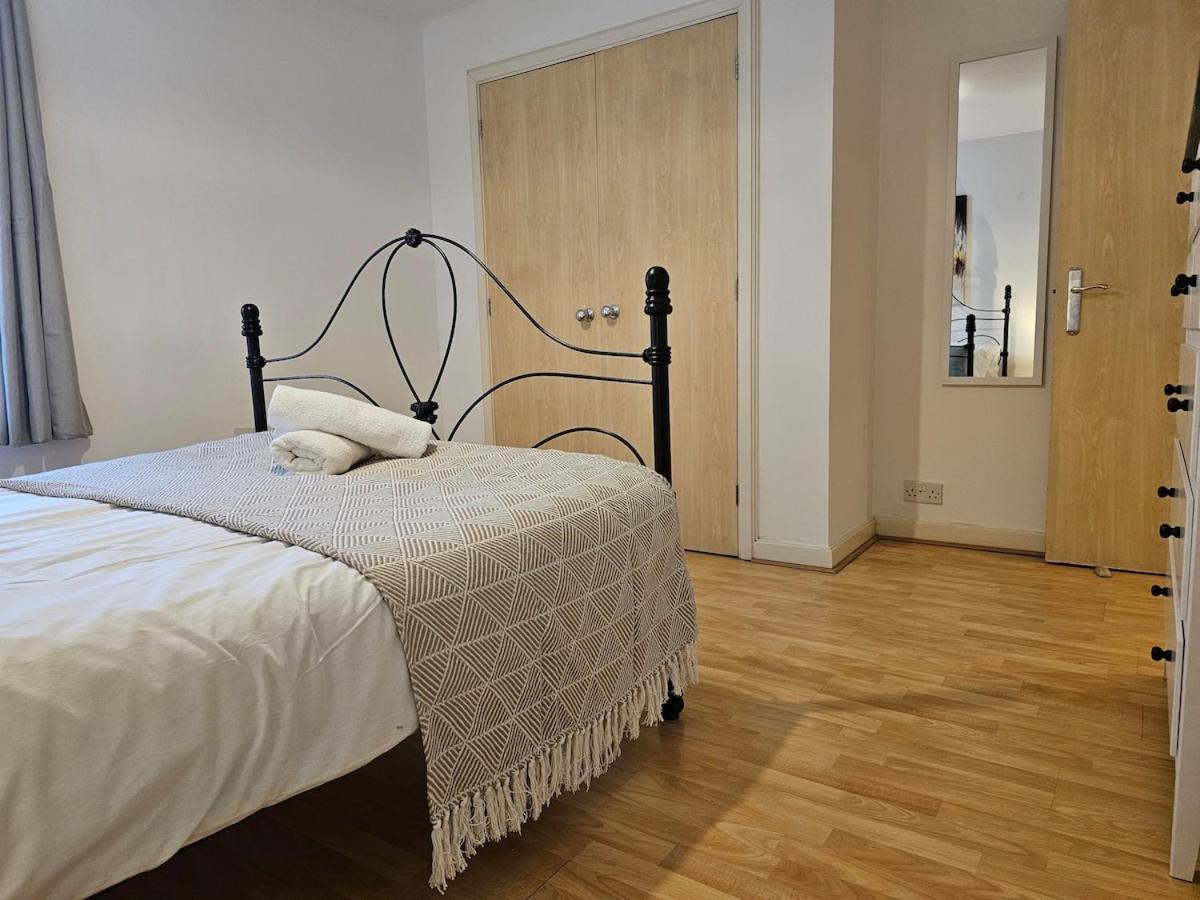 Apartment Plaza Flat 19 - 2 Bedroom Apartment, Free Parking, Town Centre Swindon