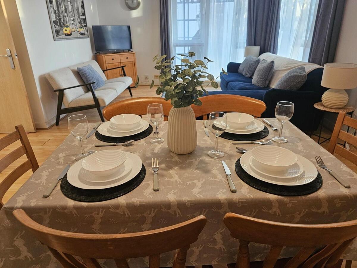 Plaza Flat 19 - 2 Bedroom Apartment, Free Parking, Town Centre * Swindon