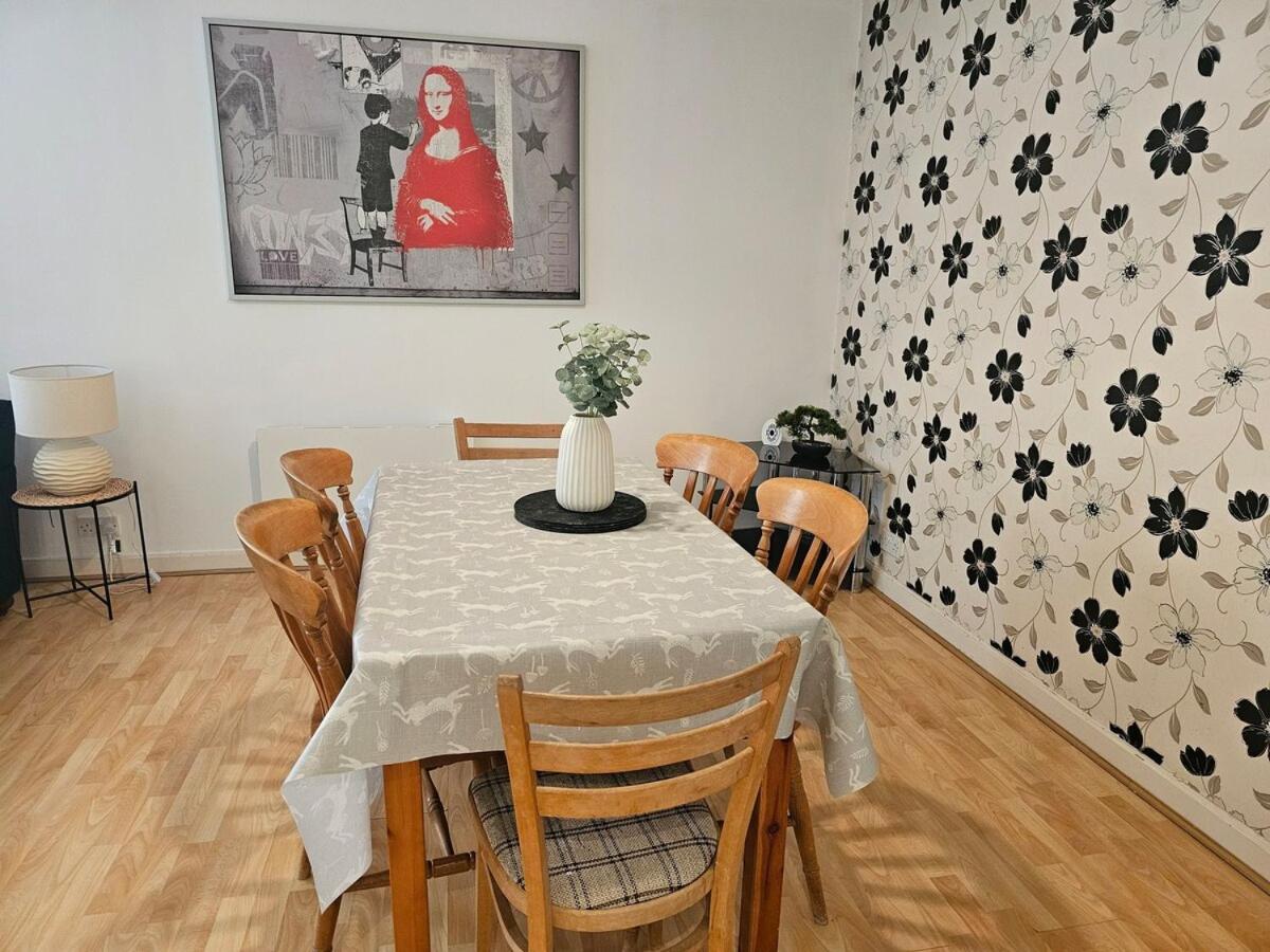 Plaza Flat 19 - 2 Bedroom Apartment, Free Parking, Town Centre Apartment *