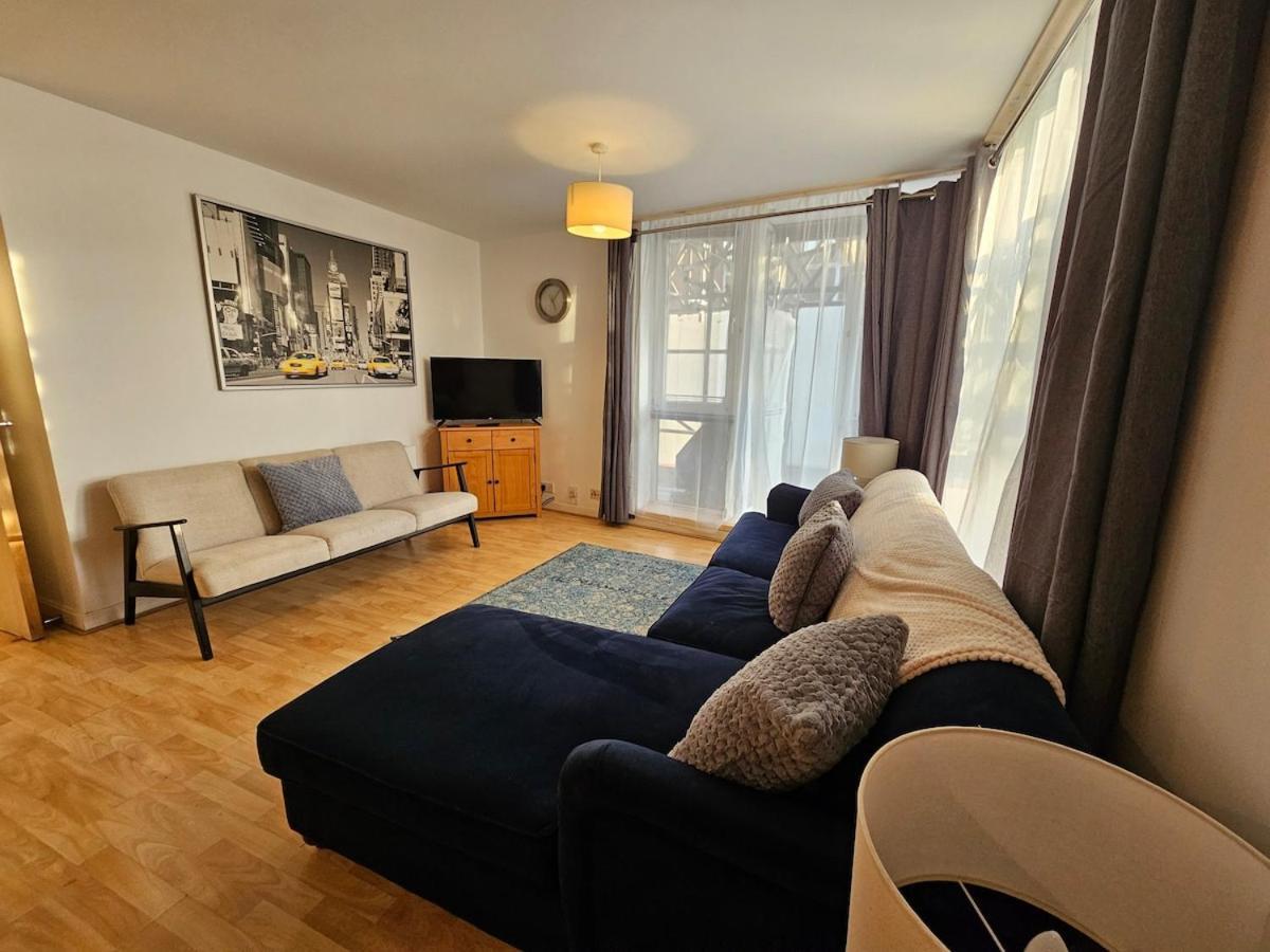 Plaza Flat 19 - 2 Bedroom Apartment, Free Parking, Town Centre Apartment Swindon