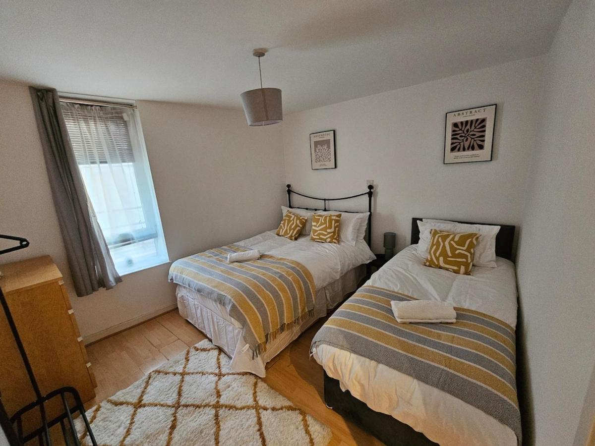 Plaza Flat 19 - 2 Bedroom Apartment, Free Parking, Town Centre Apartment Swindon